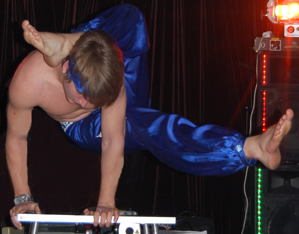 Закажите акробатический номер на детский праздник.